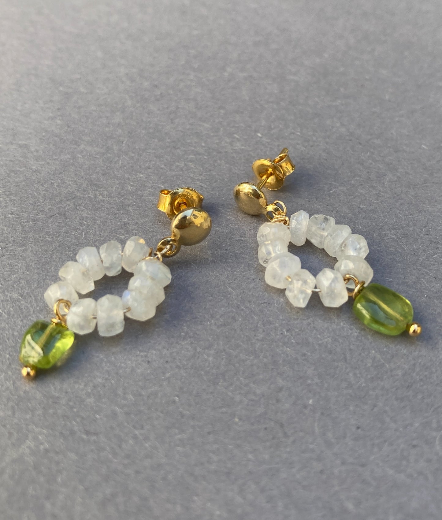 Maansteen en Peridot oorbellen – Handgemaakt in Enkhuizen
