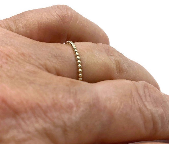 14 karaat gouden pareldraad ring, handgemaakt sieraad perfect als stapelring