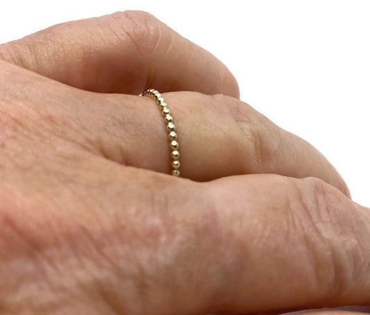 14 karaat gouden pareldraad ring, handgemaakt sieraad perfect als stapelring