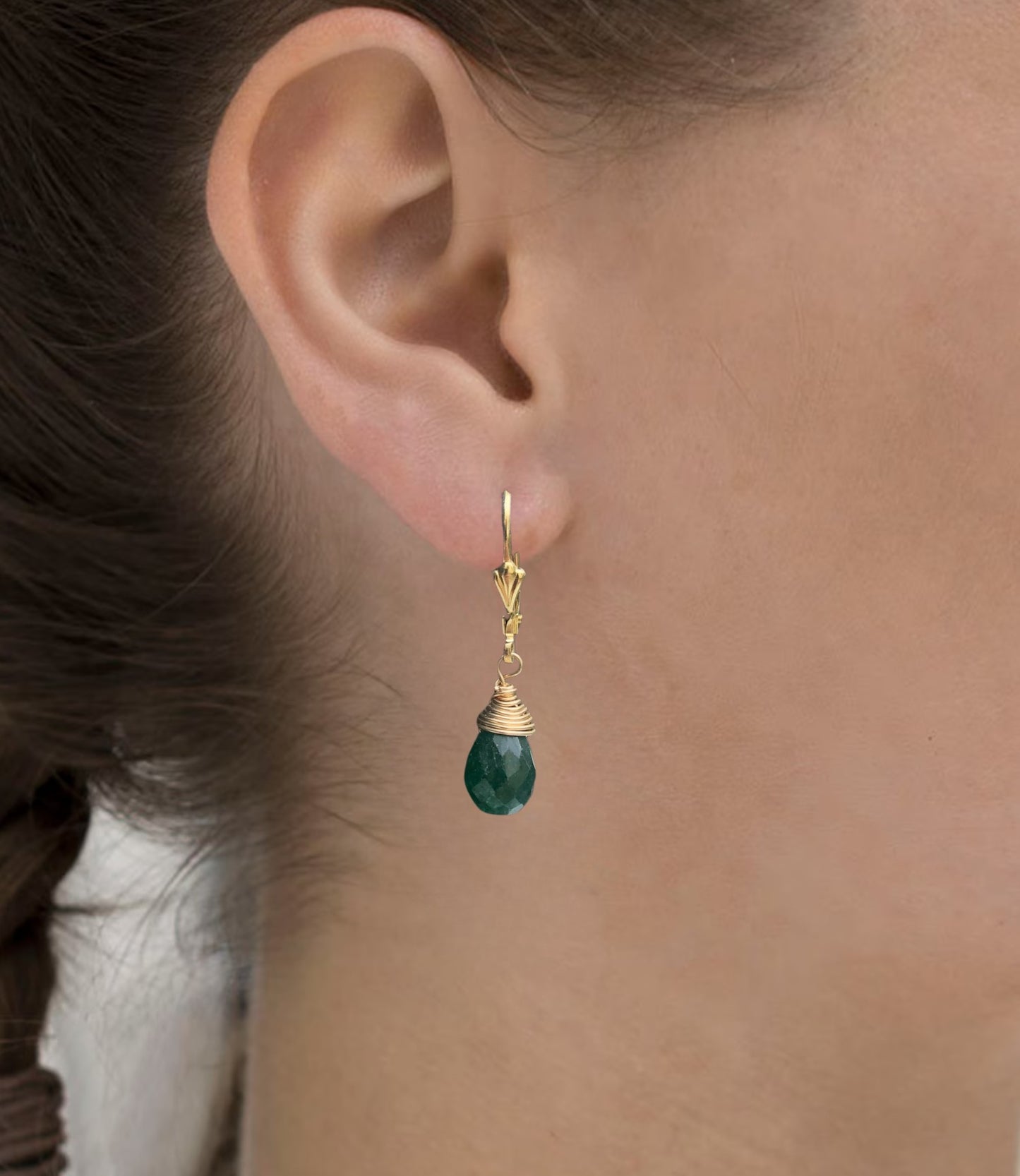 14k Goldfilled oorbellen met groene Jade druppel – elegant en handgemaakt