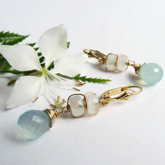 14 Karat goldgefüllte Ohrringe mit Mondstein und blauem Calcedon