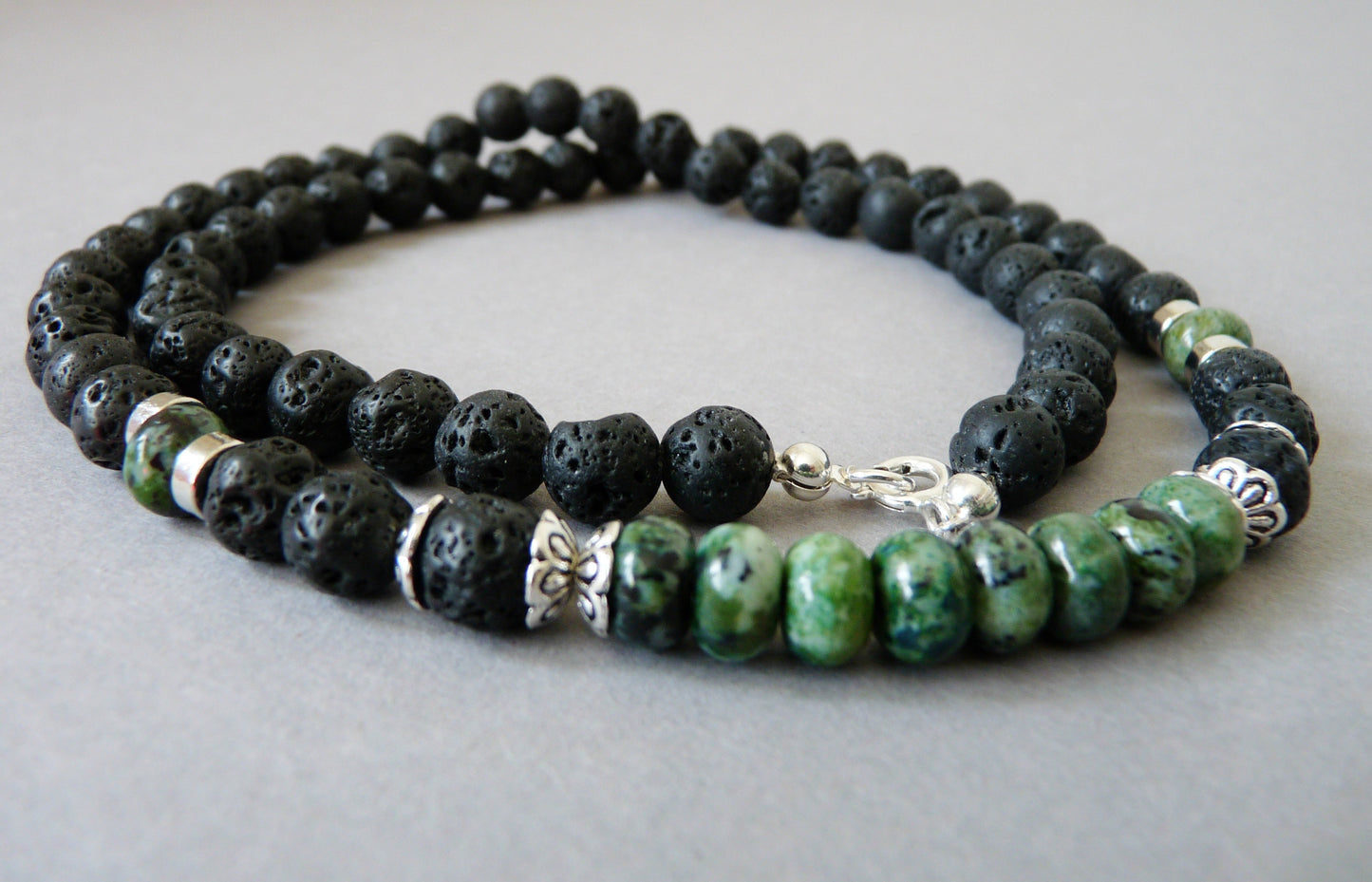 Kurze Herren-Perlenkette mit Natursteinen – Chrysokoll- und Lavaperlen