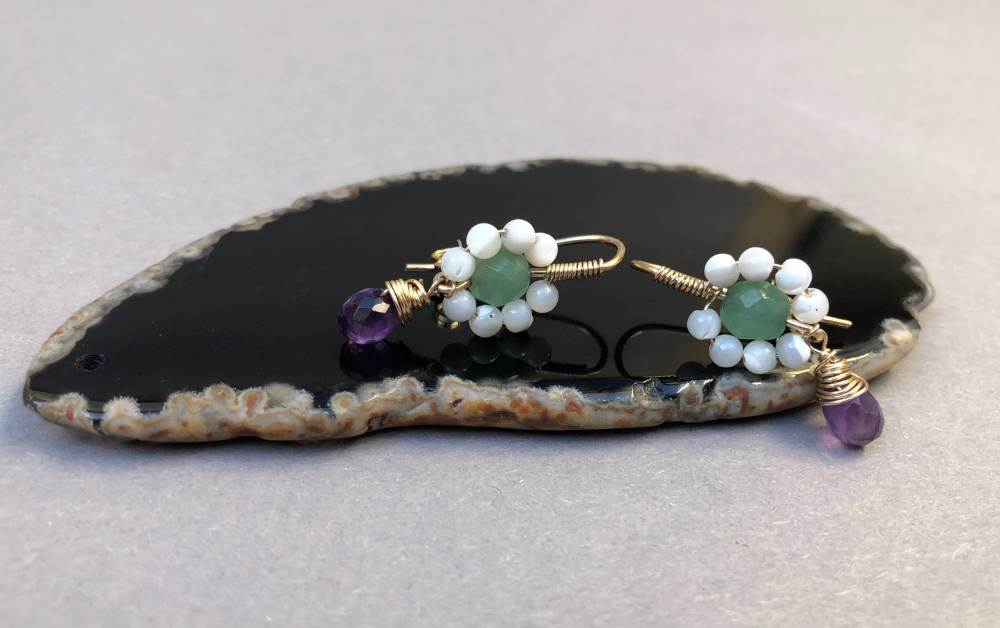Goldfilled Ohrringe mit Amethyst und Aventurin – handgefertigter Schmuck mit floralen Details