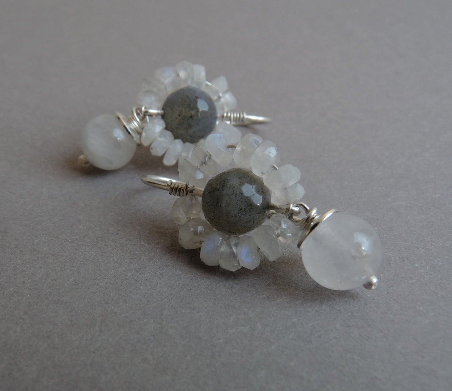 Silberne Blumenohrringe aus Mondstein und Labradorit