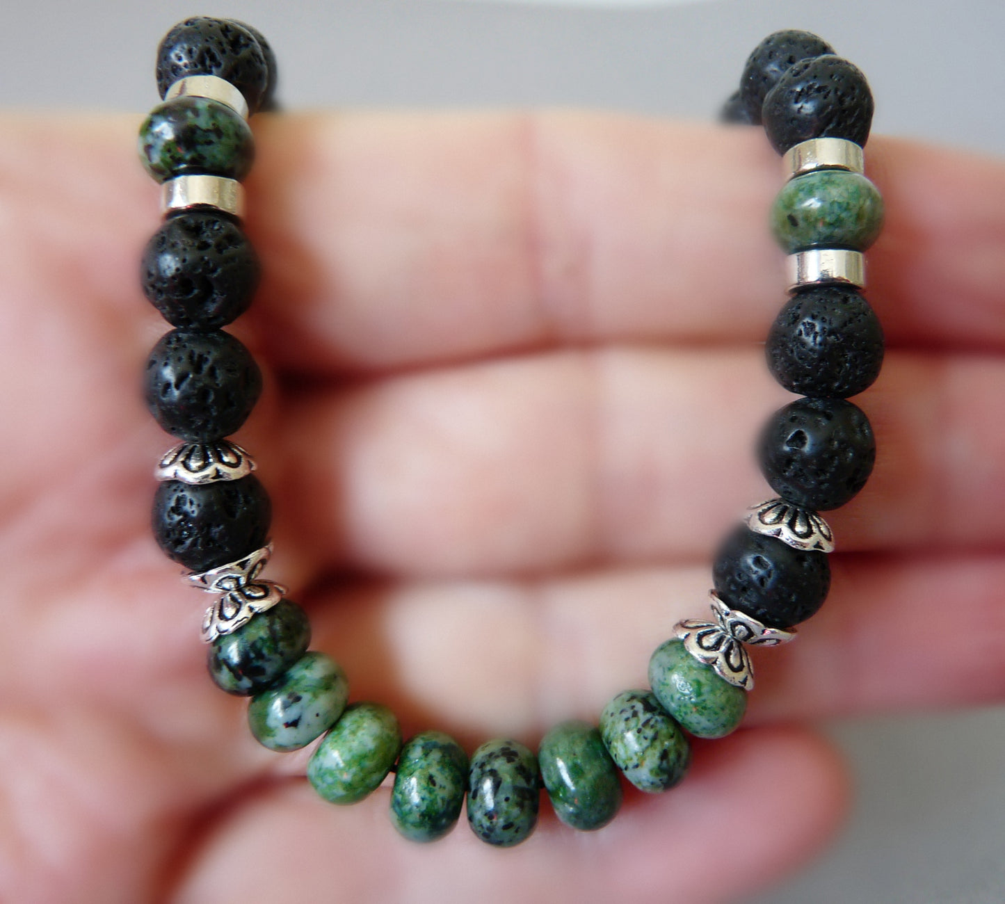 Kurze Herren-Perlenkette mit Natursteinen – Chrysokoll- und Lavaperlen
