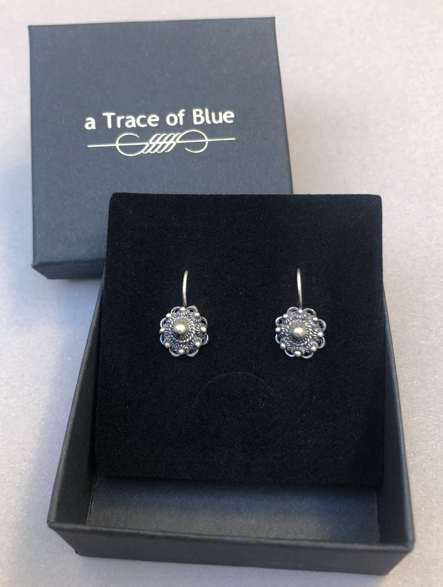 Zeeland Knot Jewelry Set – Silver Earrings & Necklace