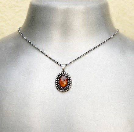 Halskette mit Anhänger aus Sterlingsilber mit Hessonit