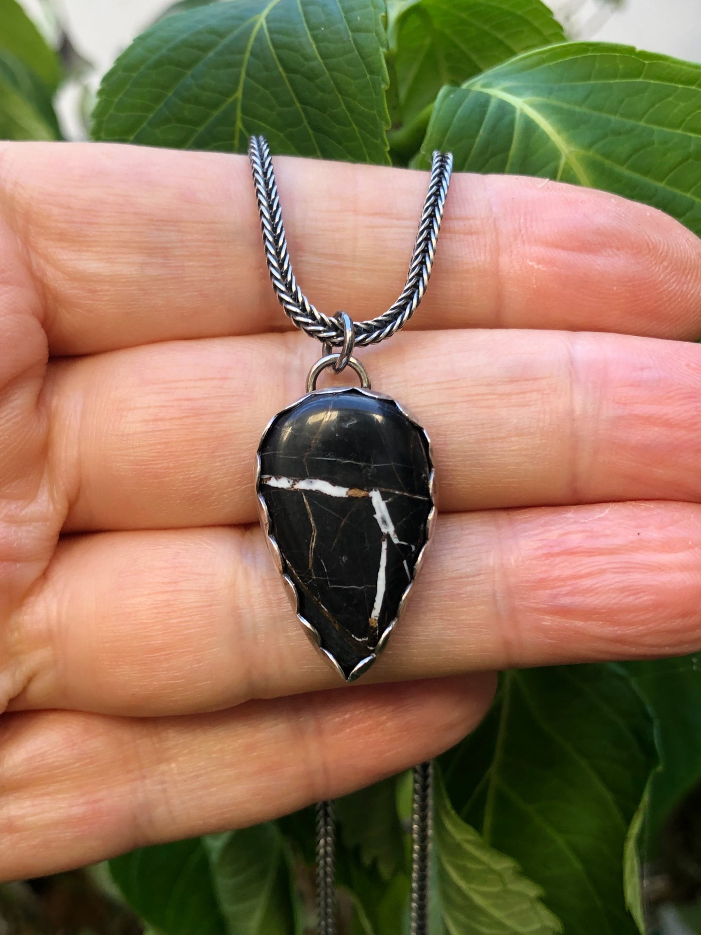 Coole Herrenhalskette mit weißem Büffel-Tropfen-Anhänger