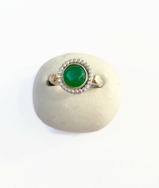 Handgefertigter Ring aus 14-karätigem Gold und Silber mit grüner Jade