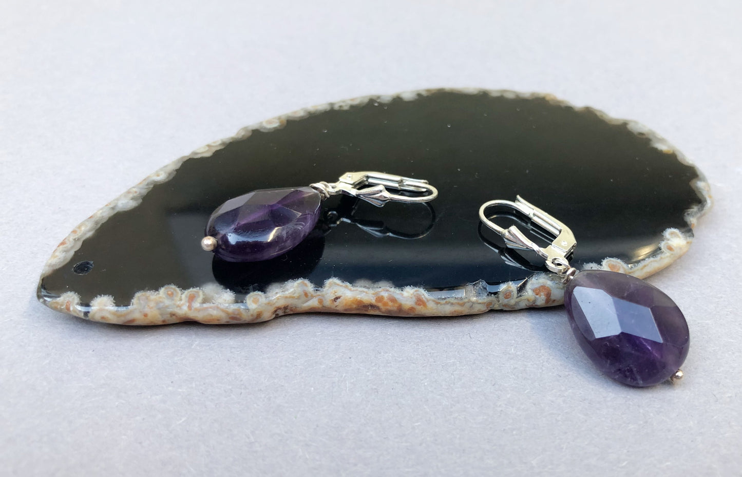 Amethist Oorbellen Zilver – Facetdruppels met Comfortabel Lelie Haakje