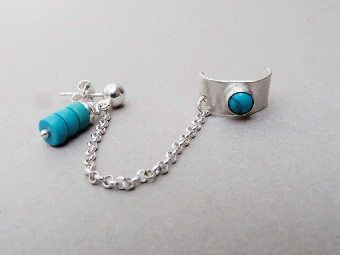 Moderner Herren-Ohrstecker mit Kette und türkisfarbenen Ohrsteckern