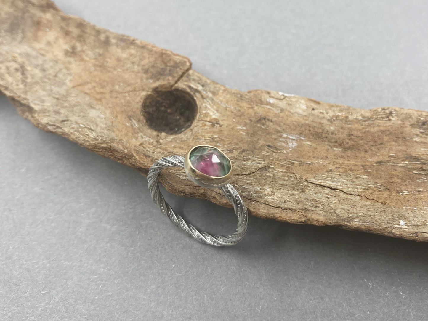 goud en zilveren ring