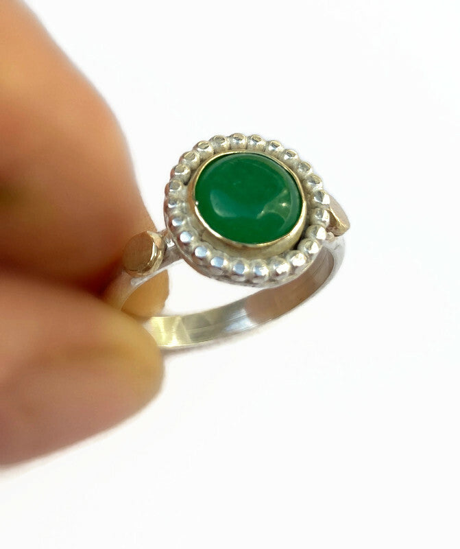 Handgefertigter Ring aus 14-karätigem Gold und Silber mit grüner Jade