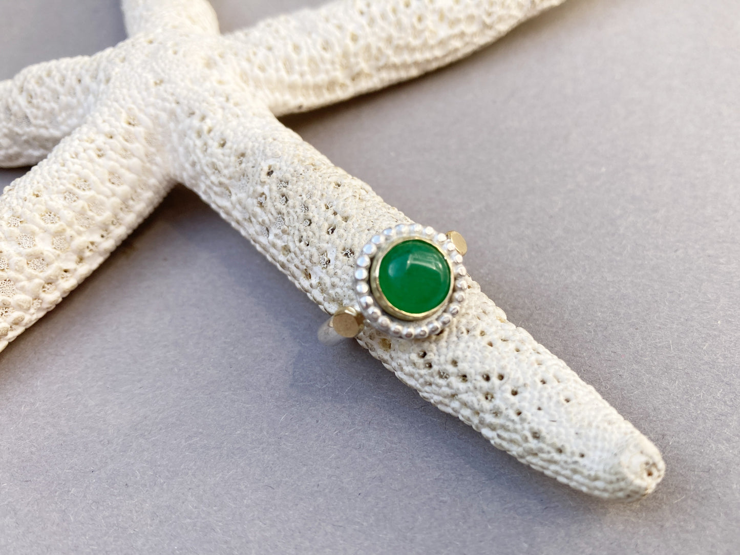 Handgefertigter Ring aus 14-karätigem Gold und Silber mit grüner Jade