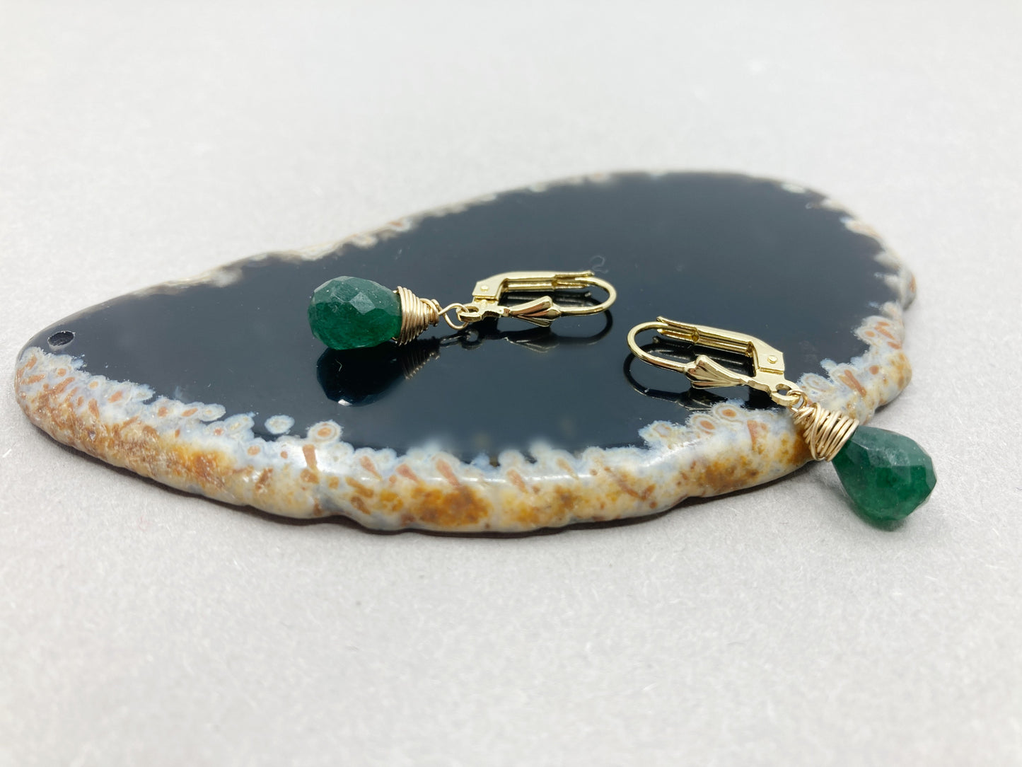 14k Goldfilled oorbellen met groene Jade druppel – elegant en handgemaakt