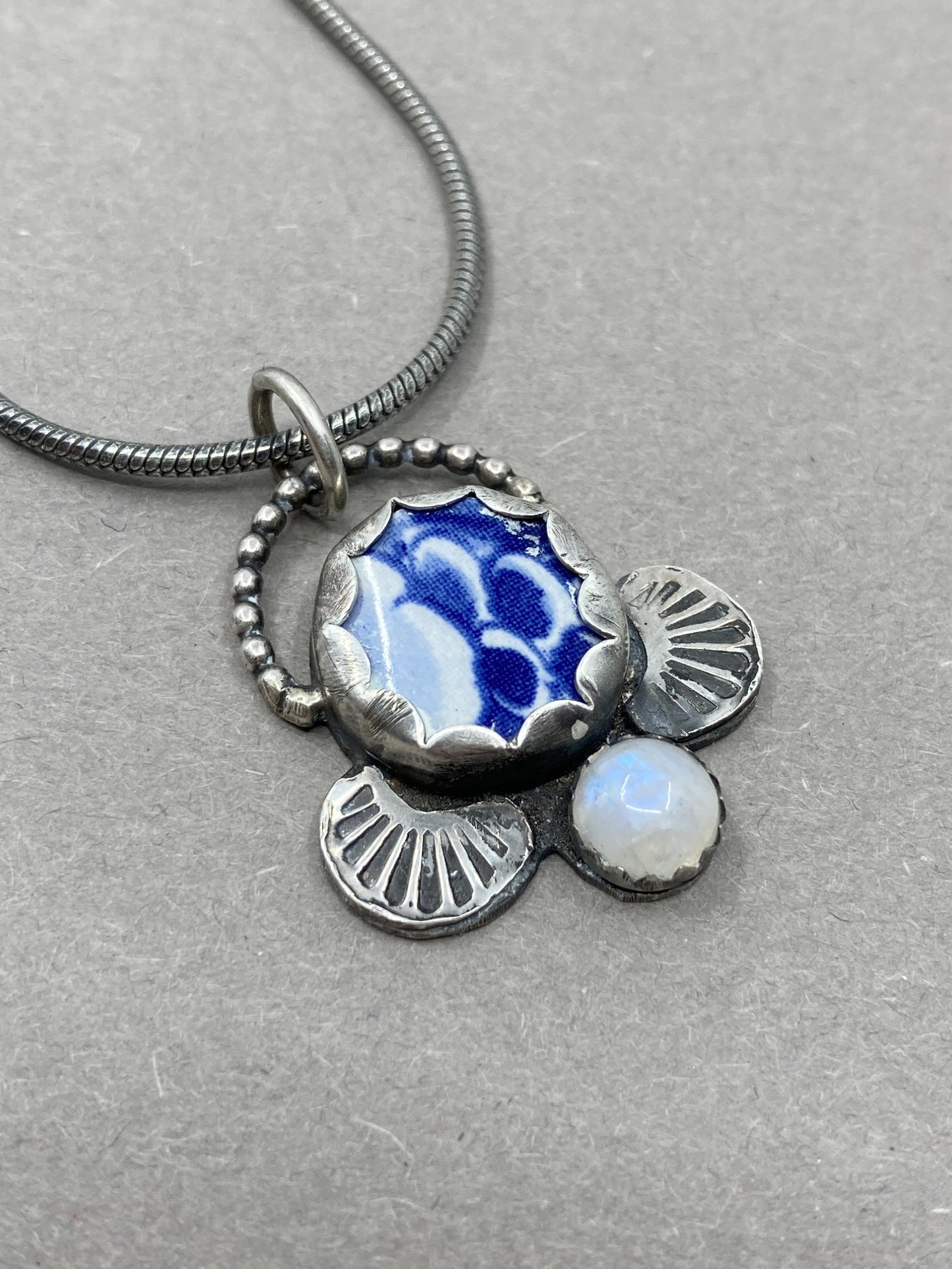 Silberne Halskette mit Delfter Blau-Anhänger – Schmuck von Enkhuizen