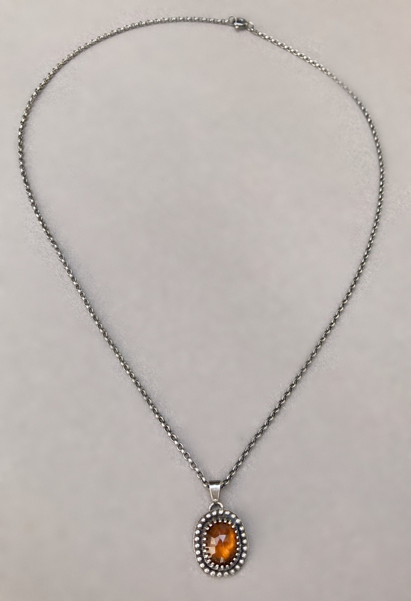 Halskette mit Anhänger aus Sterlingsilber mit Hessonit