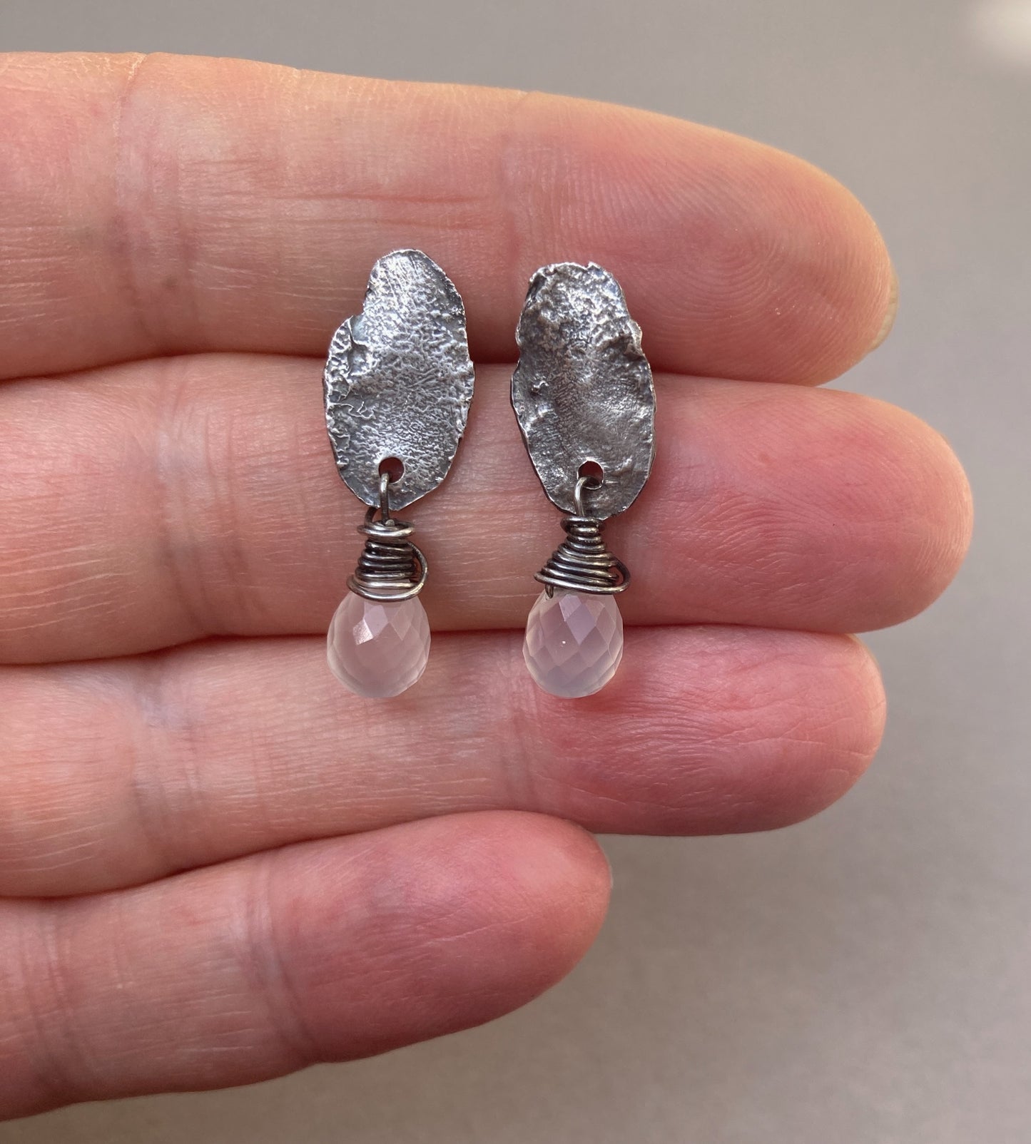 Handgefertigte Ohrringe aus Sterlingsilber mit Mondsteintropfen