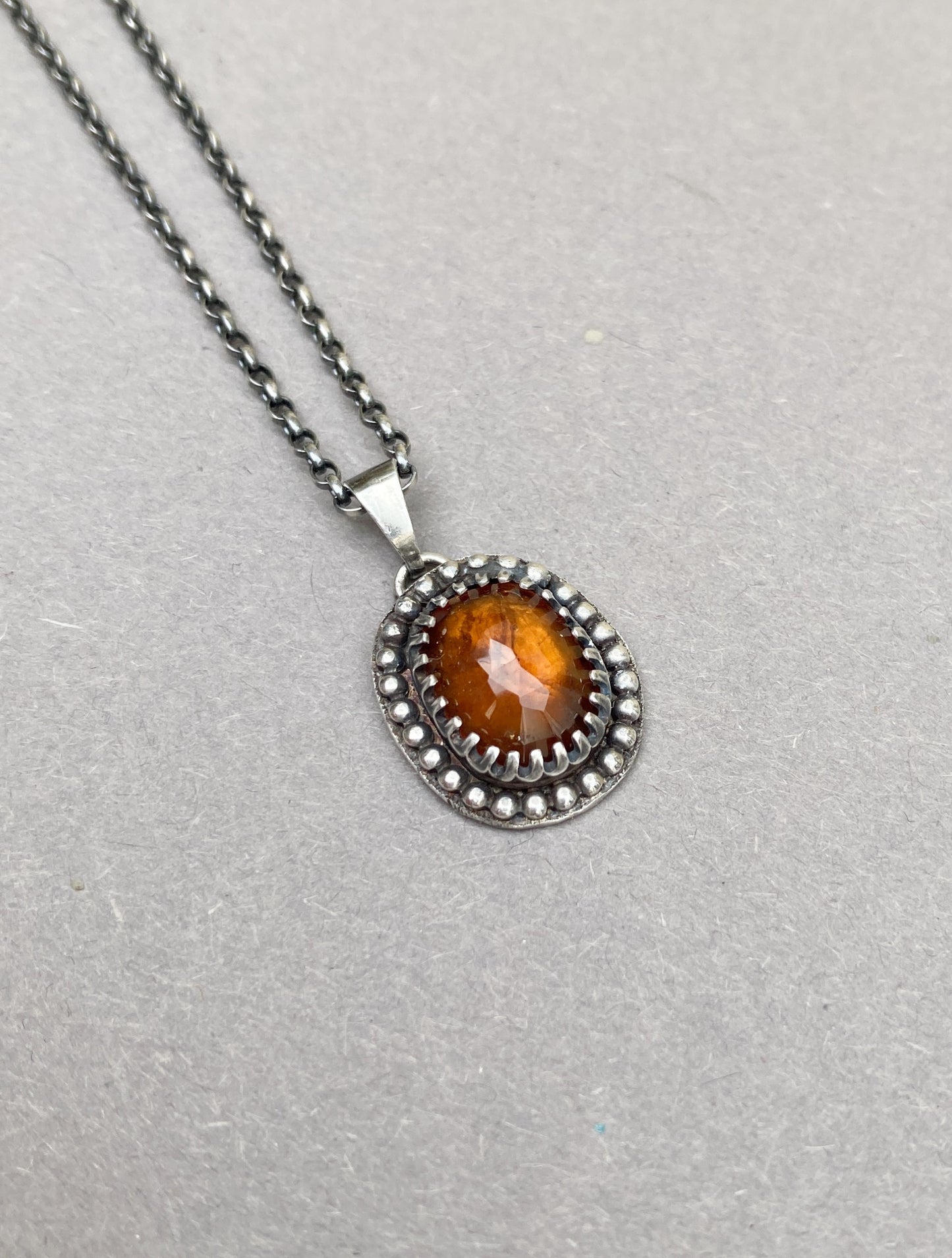 Halskette mit Anhänger aus Sterlingsilber mit Hessonit