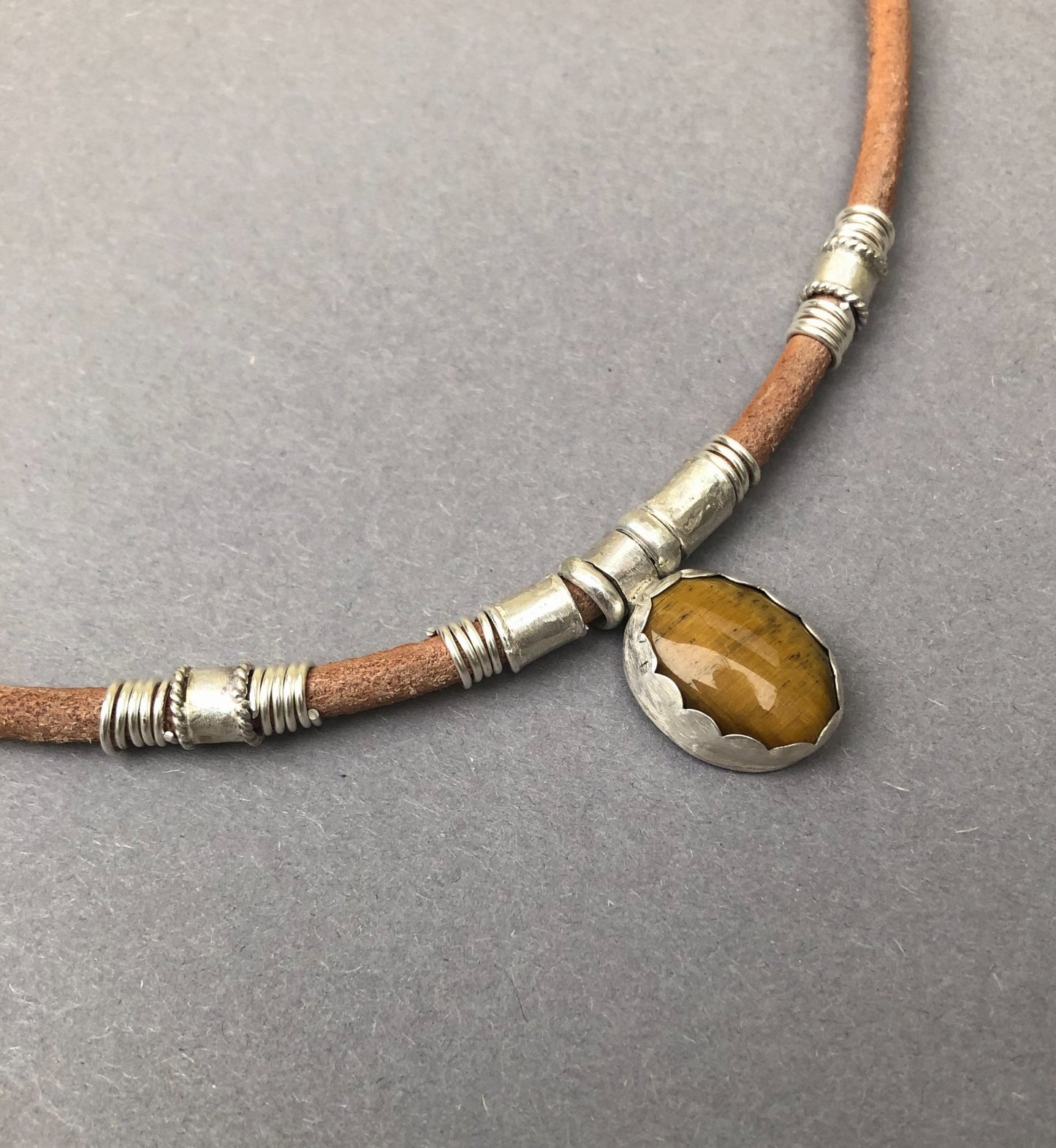 RESERVIERUNG; Herrenhalskette mit Tigerauge und silbernen Akzenten