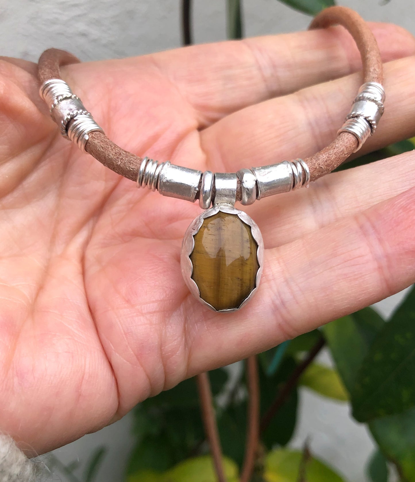 RESERVIERUNG; Herrenhalskette mit Tigerauge und silbernen Akzenten