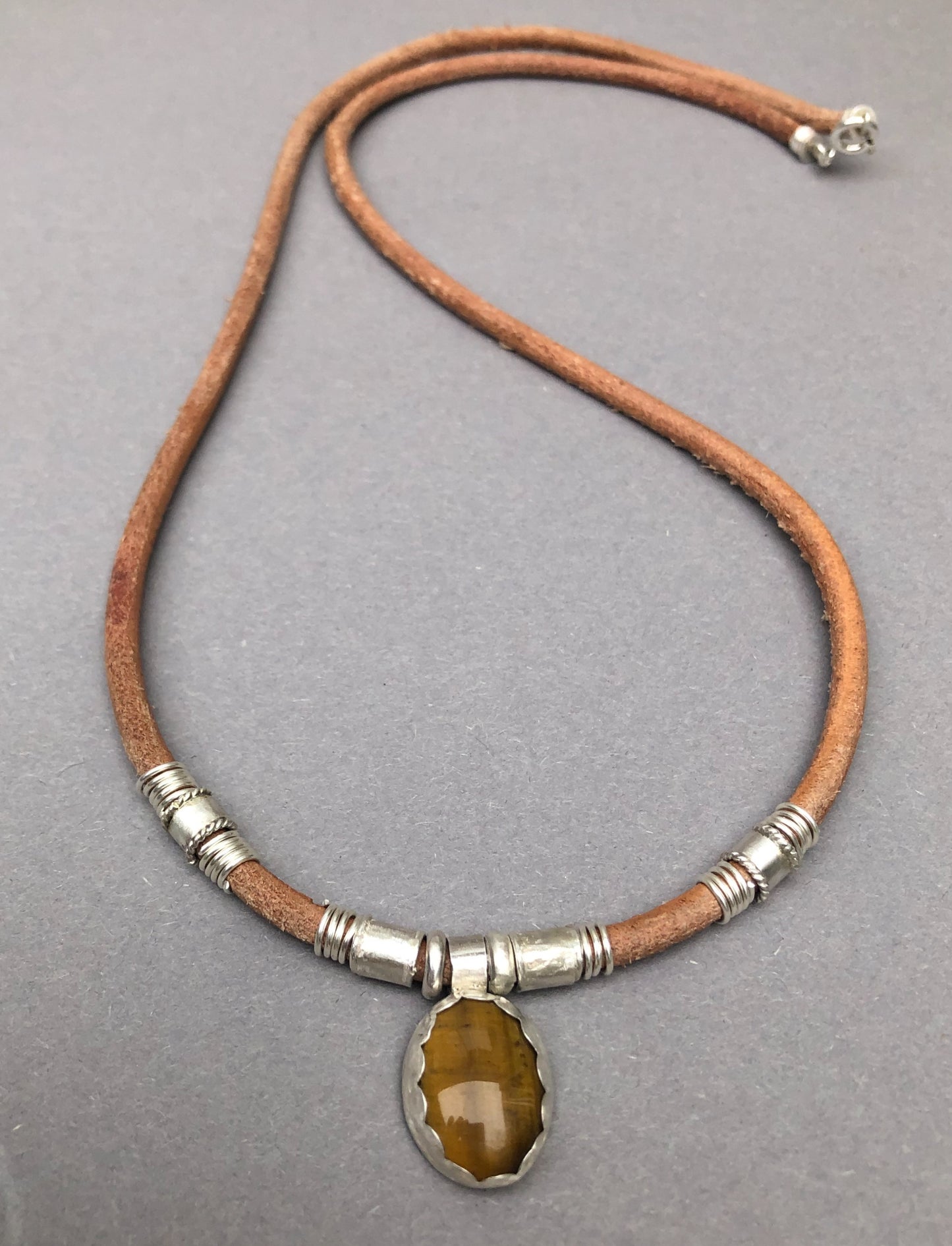 RESERVIERUNG; Herrenhalskette mit Tigerauge und silbernen Akzenten