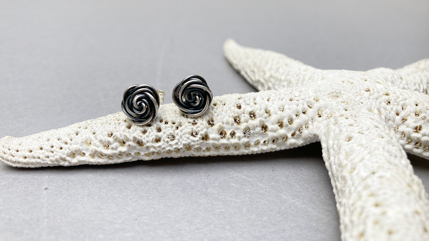 Roosjes oorknopjes in zilver – handgemaakte zilveren roos oorbellen