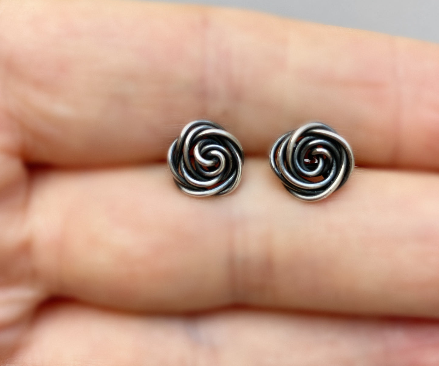 Roosjes oorknopjes in zilver – handgemaakte zilveren roos oorbellen