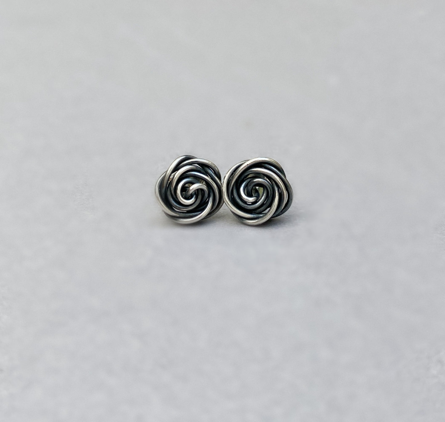 Roosjes oorknopjes in zilver – handgemaakte zilveren roos oorbellen