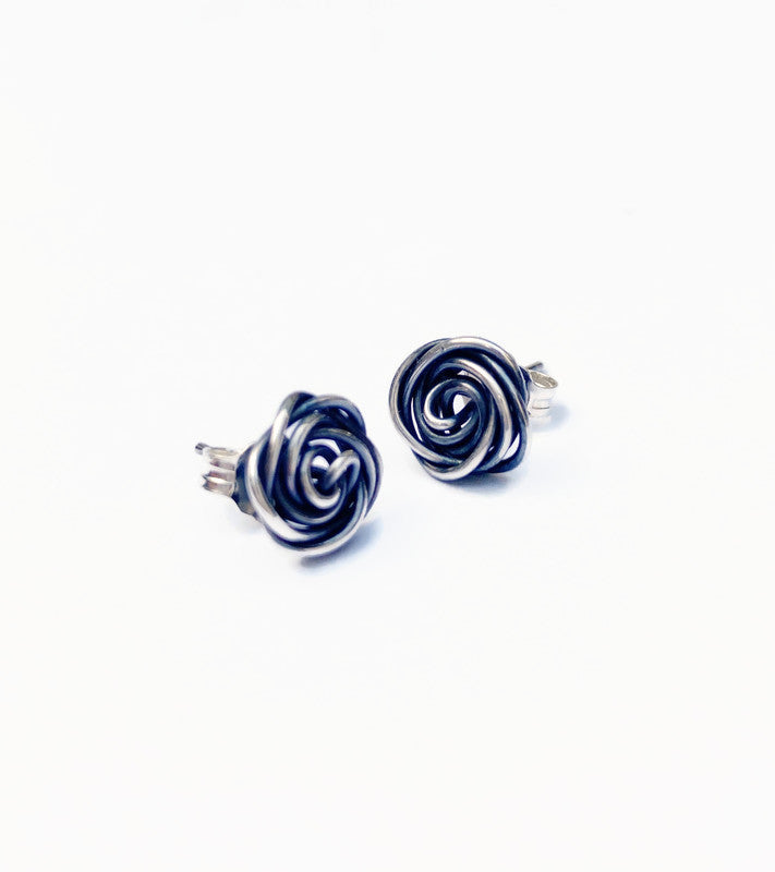 Roosjes oorknopjes in zilver – handgemaakte zilveren roos oorbellen