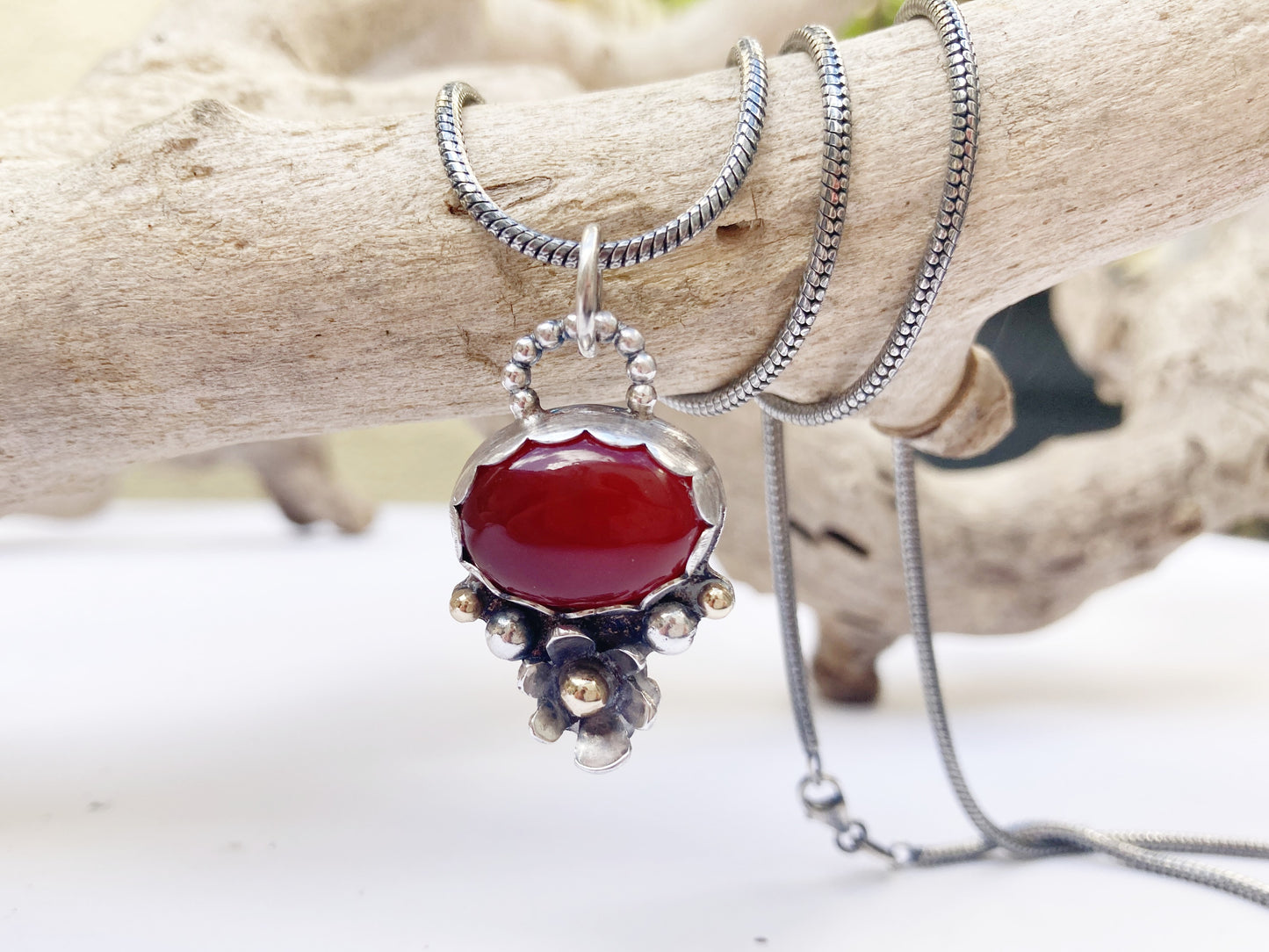 Goud en zilveren hanger ketting met Carneool