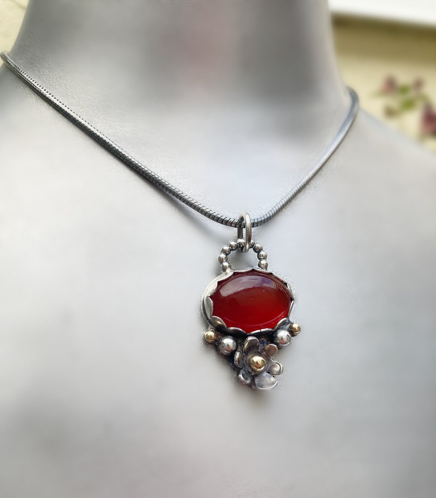 Halskette mit Anhänger aus Gold und Silber mit Karneol