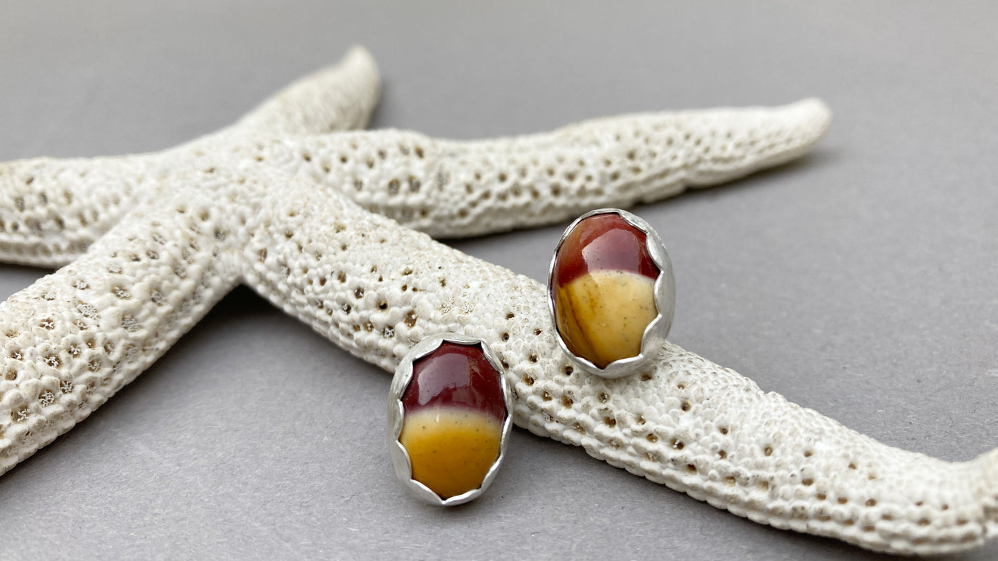 Zilveren oorknopjes met Mookait, ovale oorbellen met edelsteen