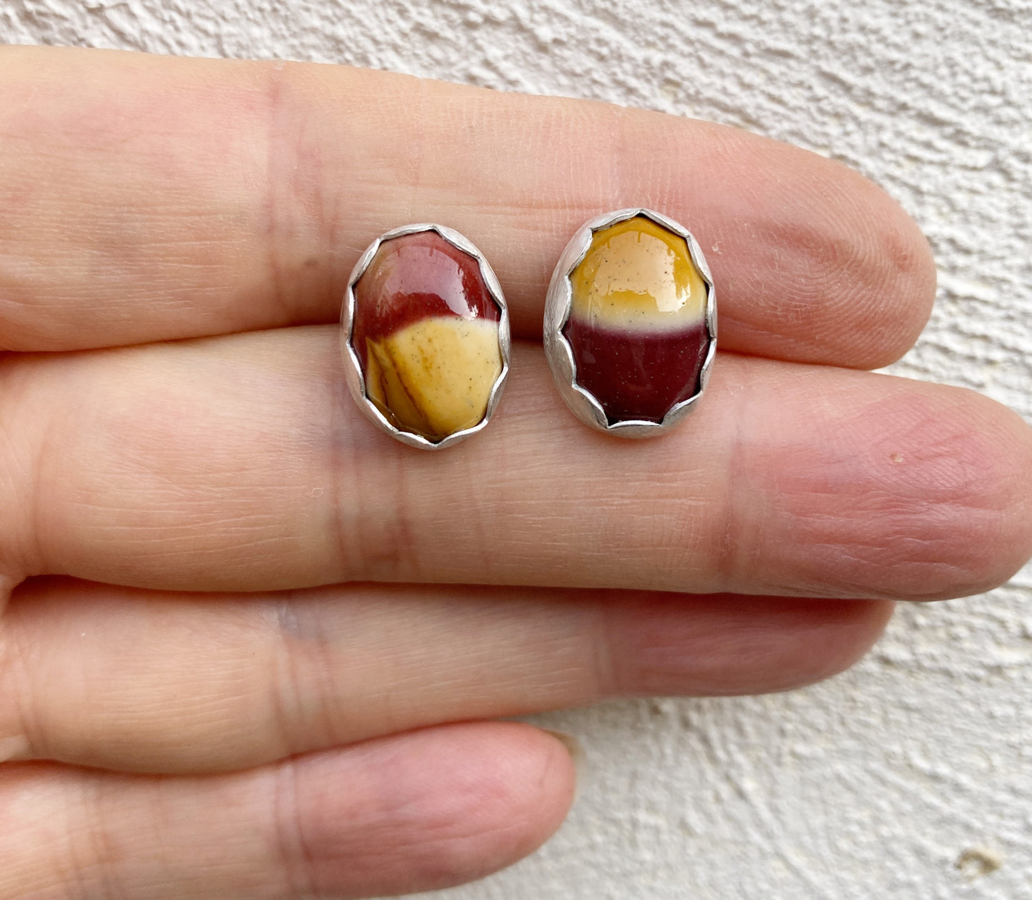 Zilveren oorknopjes met Mookait, ovale oorbellen met edelsteen