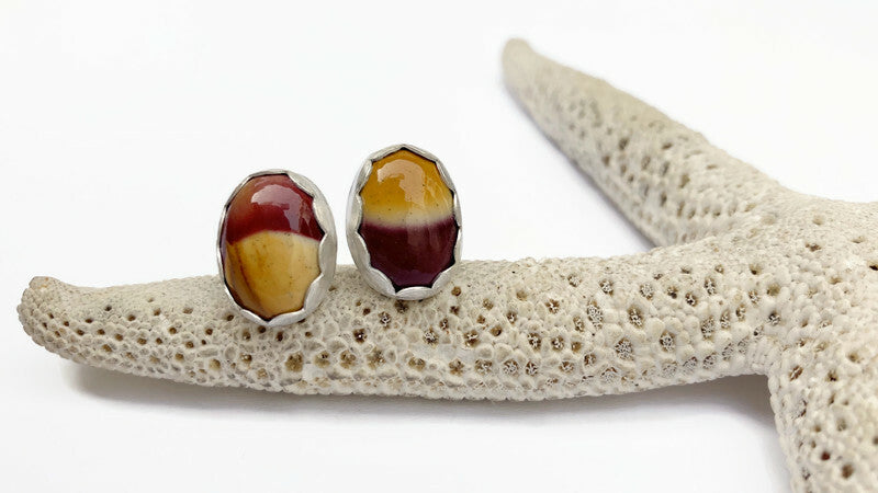 Zilveren oorknopjes met Mookait, ovale oorbellen met edelsteen