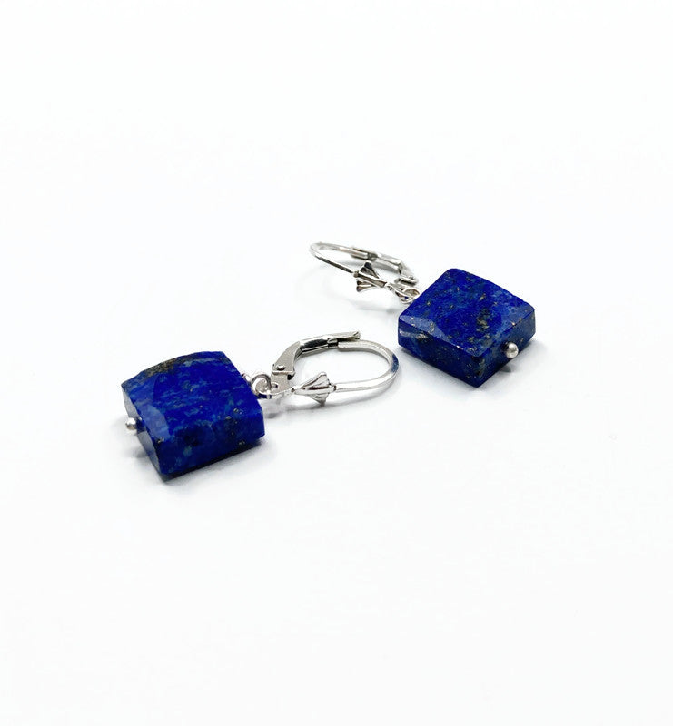 Handgefertigter Edelsteinschmuck – Silberohrringe mit Lapislazuli