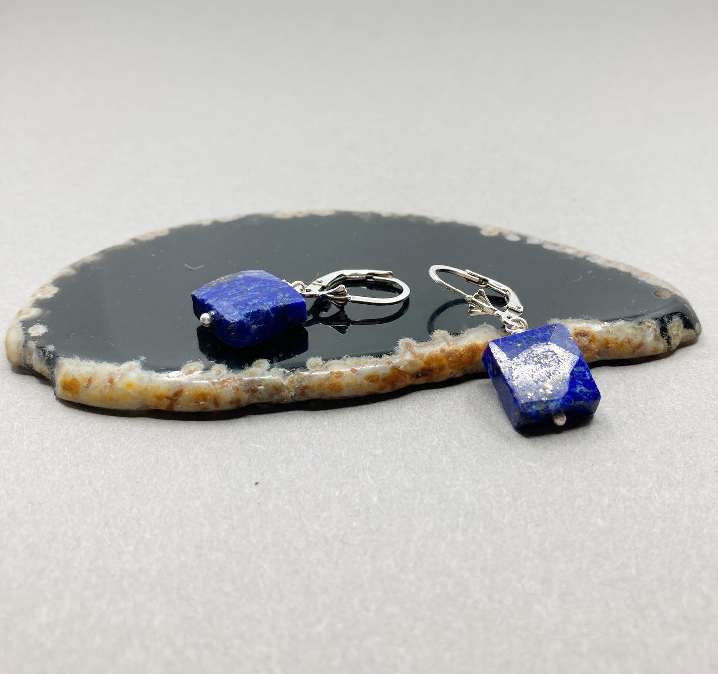 Handgefertigter Edelsteinschmuck – Silberohrringe mit Lapislazuli