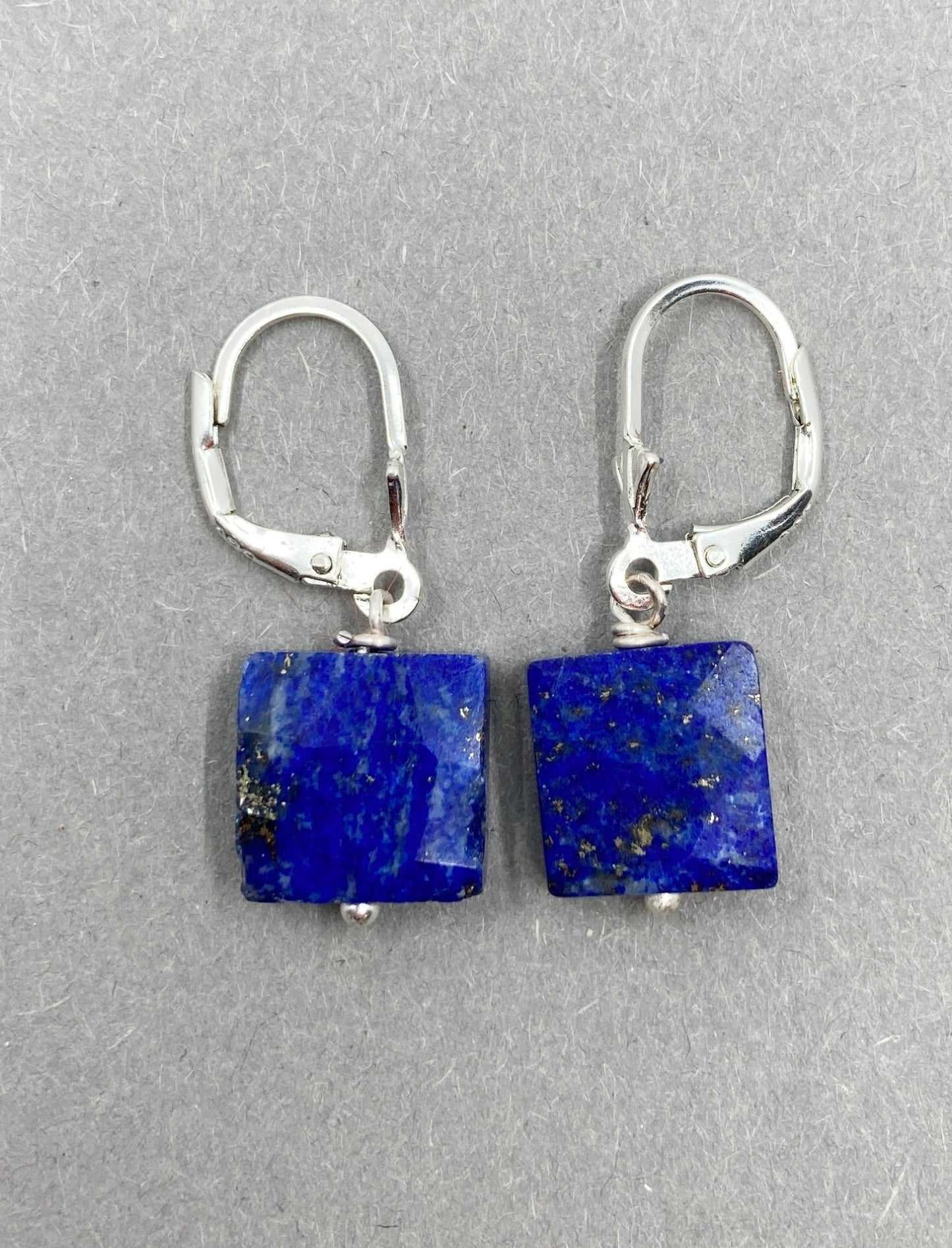 Handgefertigter Edelsteinschmuck – Silberohrringe mit Lapislazuli