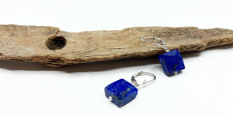Handgefertigter Edelsteinschmuck – Silberohrringe mit Lapislazuli