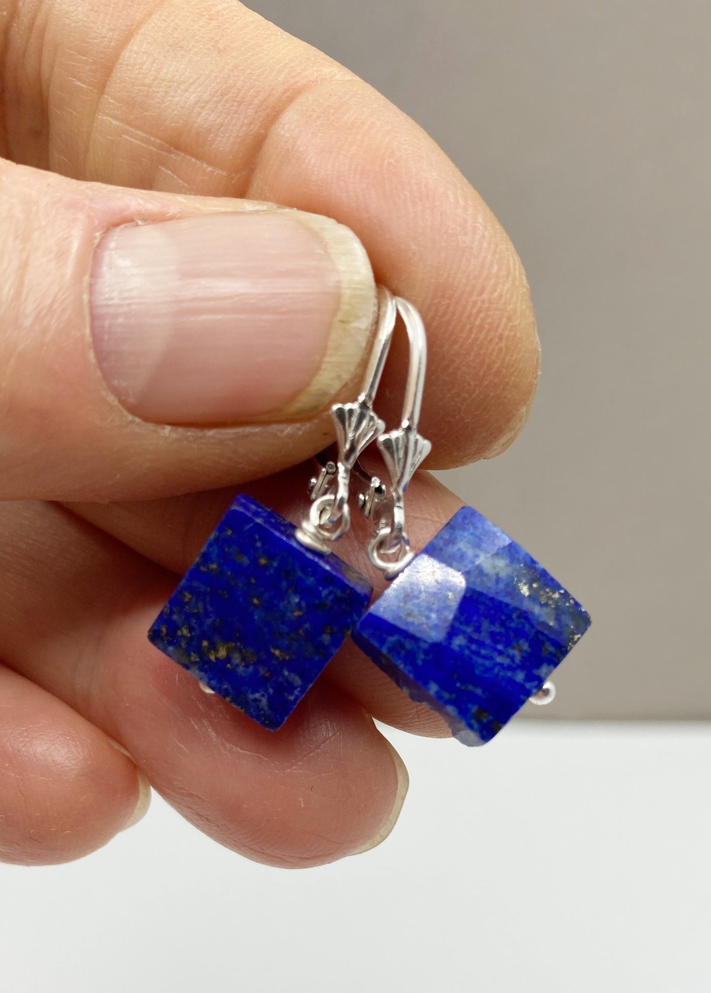 Handgefertigter Edelsteinschmuck – Silberohrringe mit Lapislazuli
