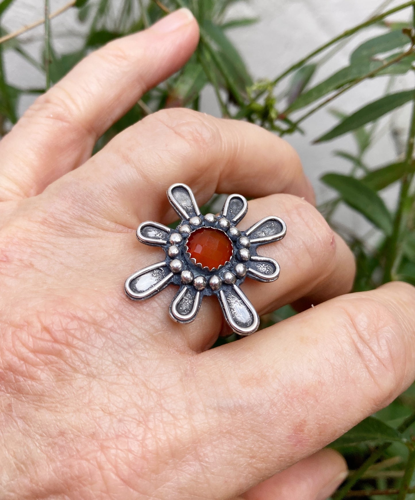 Karneol-Silberring — Statement-Ring in Blütenform handgefertigt