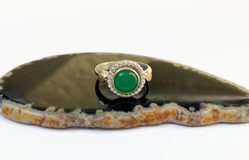 Handgefertigter Ring aus 14-karätigem Gold und Silber mit grüner Jade