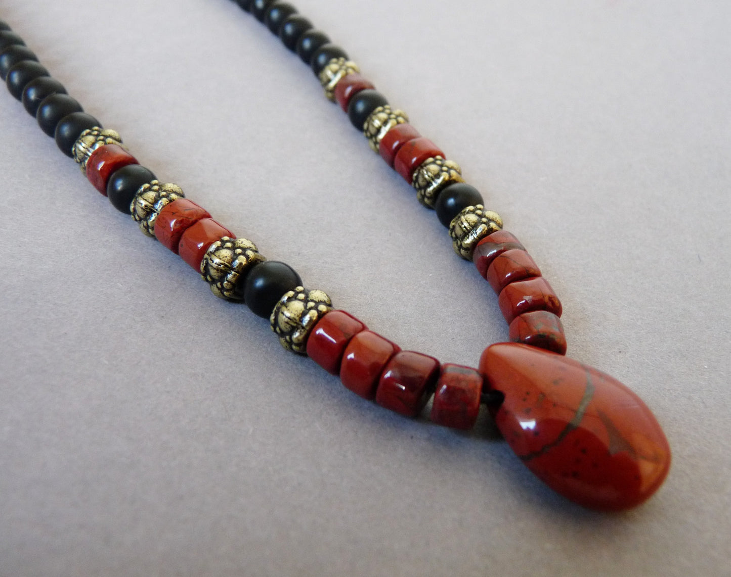 Herrenkette mit Onyx und rotem Jaspis – markant und bedeutungsvoll