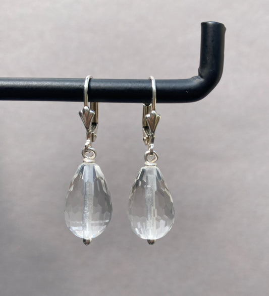 Bergkristal druppel oorbellen met zilveren haakjes en heldere natuursteen