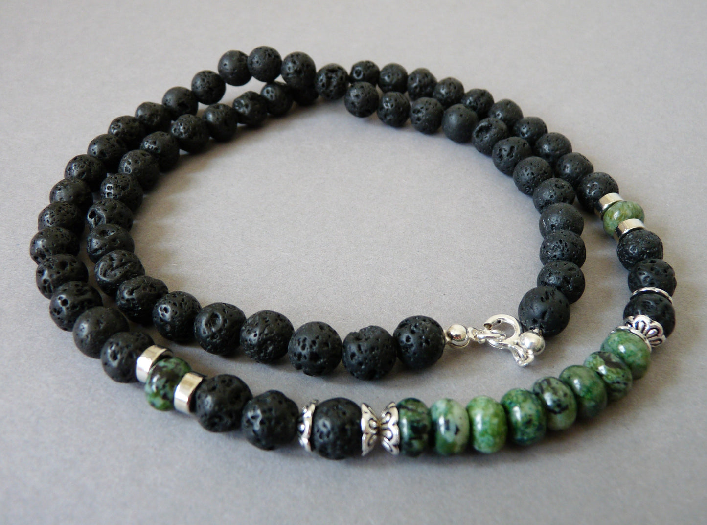 Kurze Herren-Perlenkette mit Natursteinen – Chrysokoll- und Lavaperlen