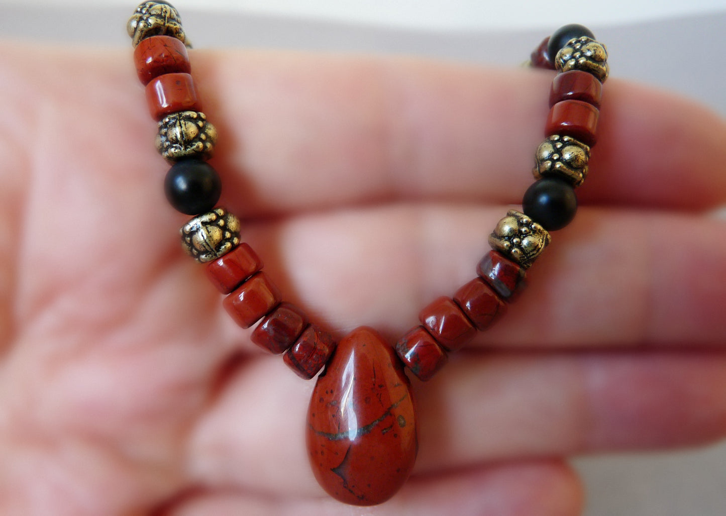 Herrenkette mit Onyx und rotem Jaspis – markant und bedeutungsvoll