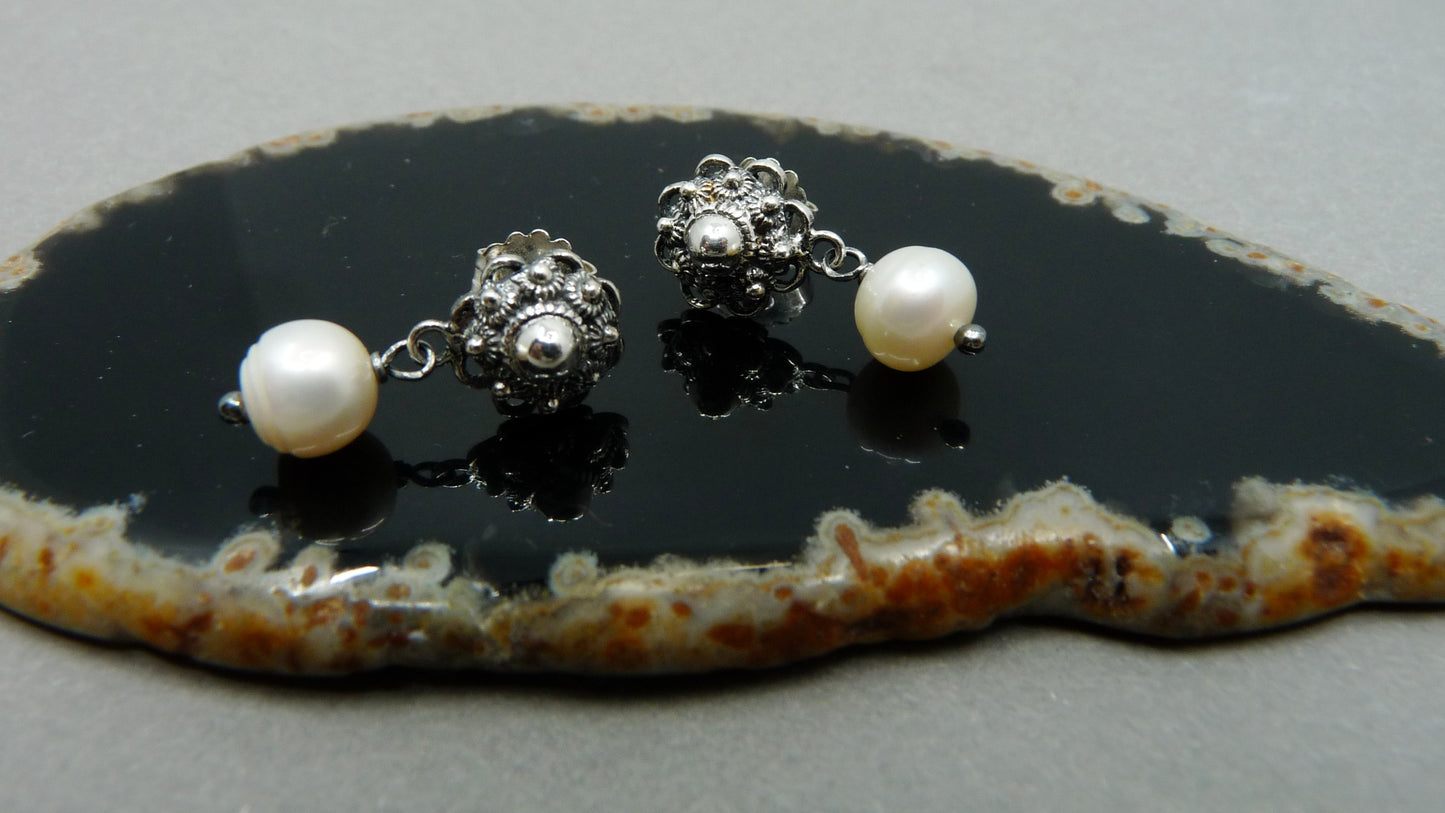 Zeeuwse knoop oorknopjes met zoetwaterparel – tijdloos souvenir uit Enkhuizen