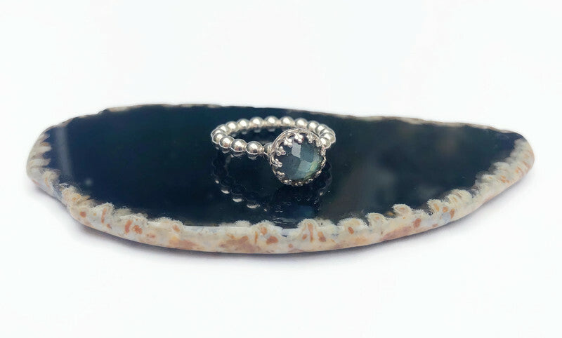 Silberner Labradorit-Schiebering