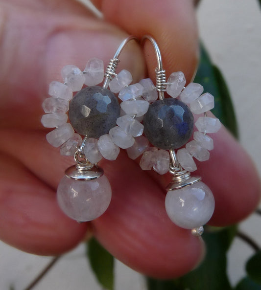 Silberne Blumenohrringe aus Mondstein und Labradorit