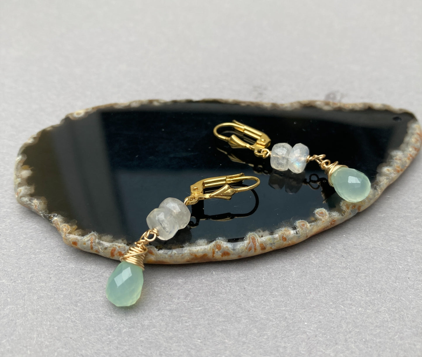 14K Goldfilled Ohrhänger mit Mondstein und blauem Calcedon